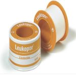 Cinta Microporosa BSN Leukopor color Blanco 2.50 CM x 5 M Caja con 12 piezas